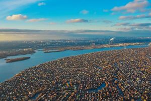 Местные жители вынуждены жить под непрерывный грохот барж и земснарядов, подчеркнул Шевченко