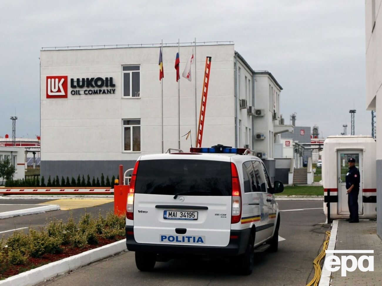 В результате взрыва на заводе пострадал 58-летний работник