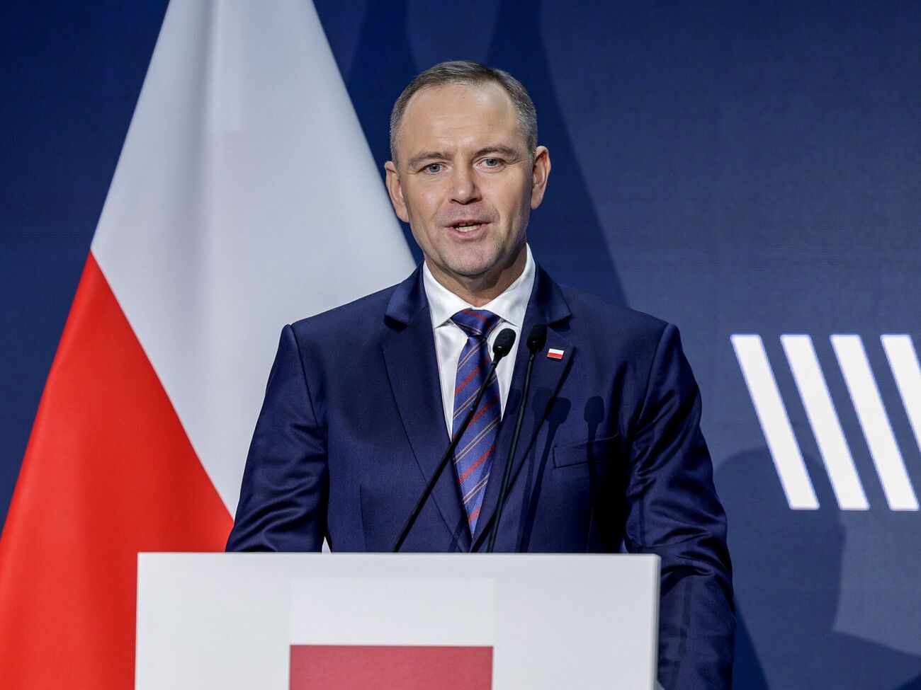 Нельзя наказывать гражданина Украины, когда его страна разрушена из-за Путина, отметил Навроцкий