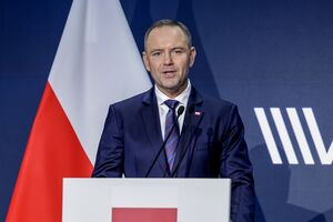 Нельзя наказывать гражданина Украины, когда его страна разрушена из-за Путина, отметил Навроцкий