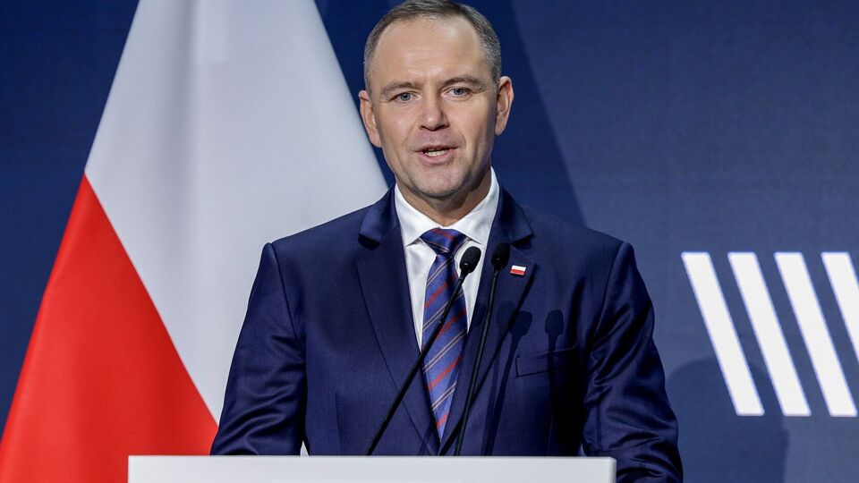 Нельзя наказывать гражданина Украины, когда его страна разрушена из-за Путина, отметил Навроцкий