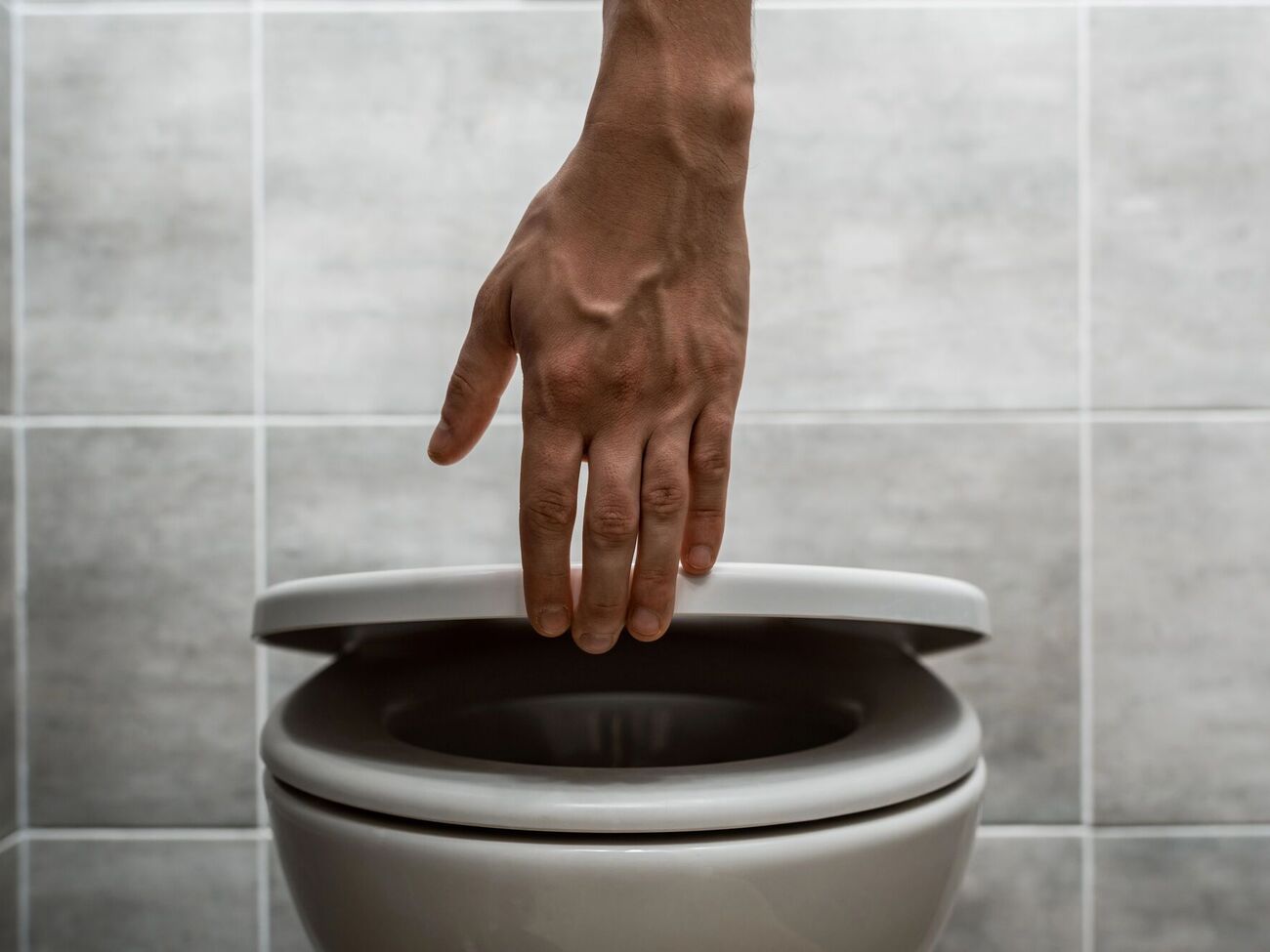 Закривання унітаза кришкою має стати звичкою