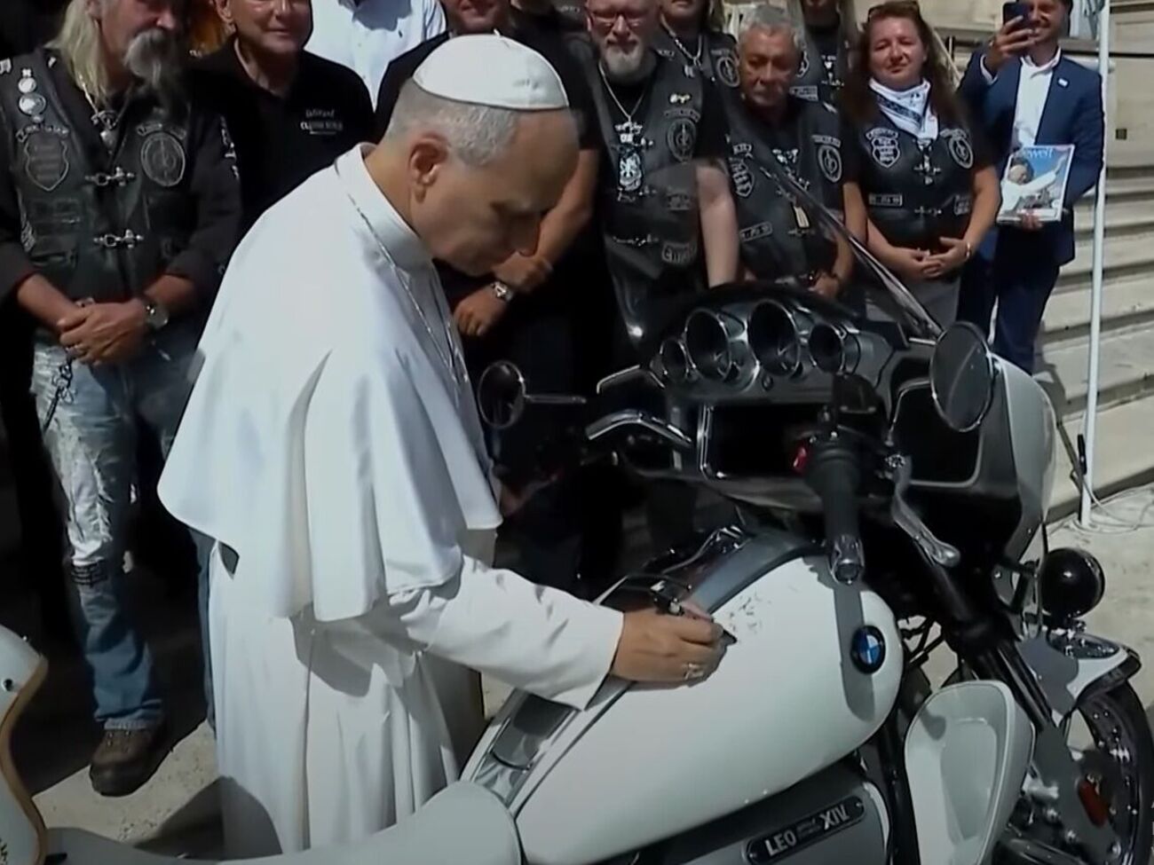Папа римский оставил на мотоцикле свой автограф