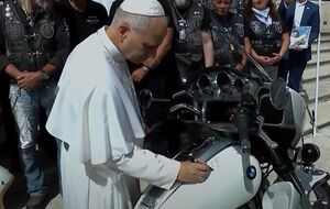 Папа римский оставил на мотоцикле свой автограф