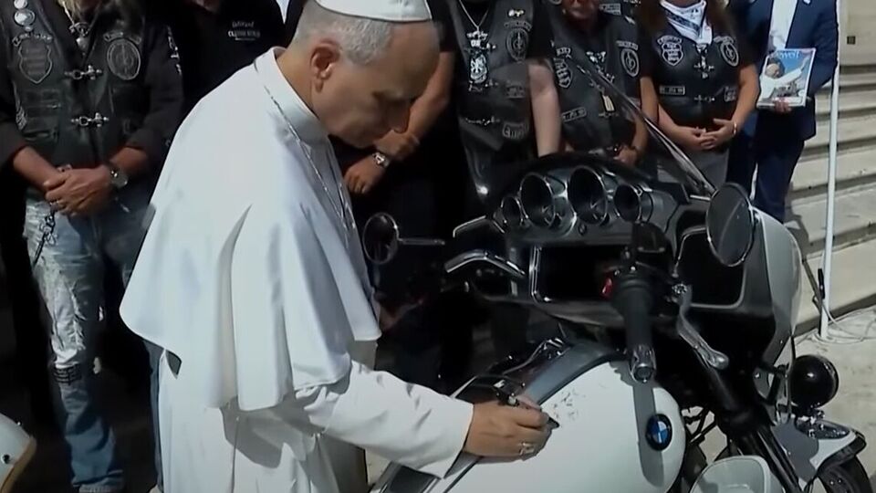 Папа римский оставил на мотоцикле свой автограф