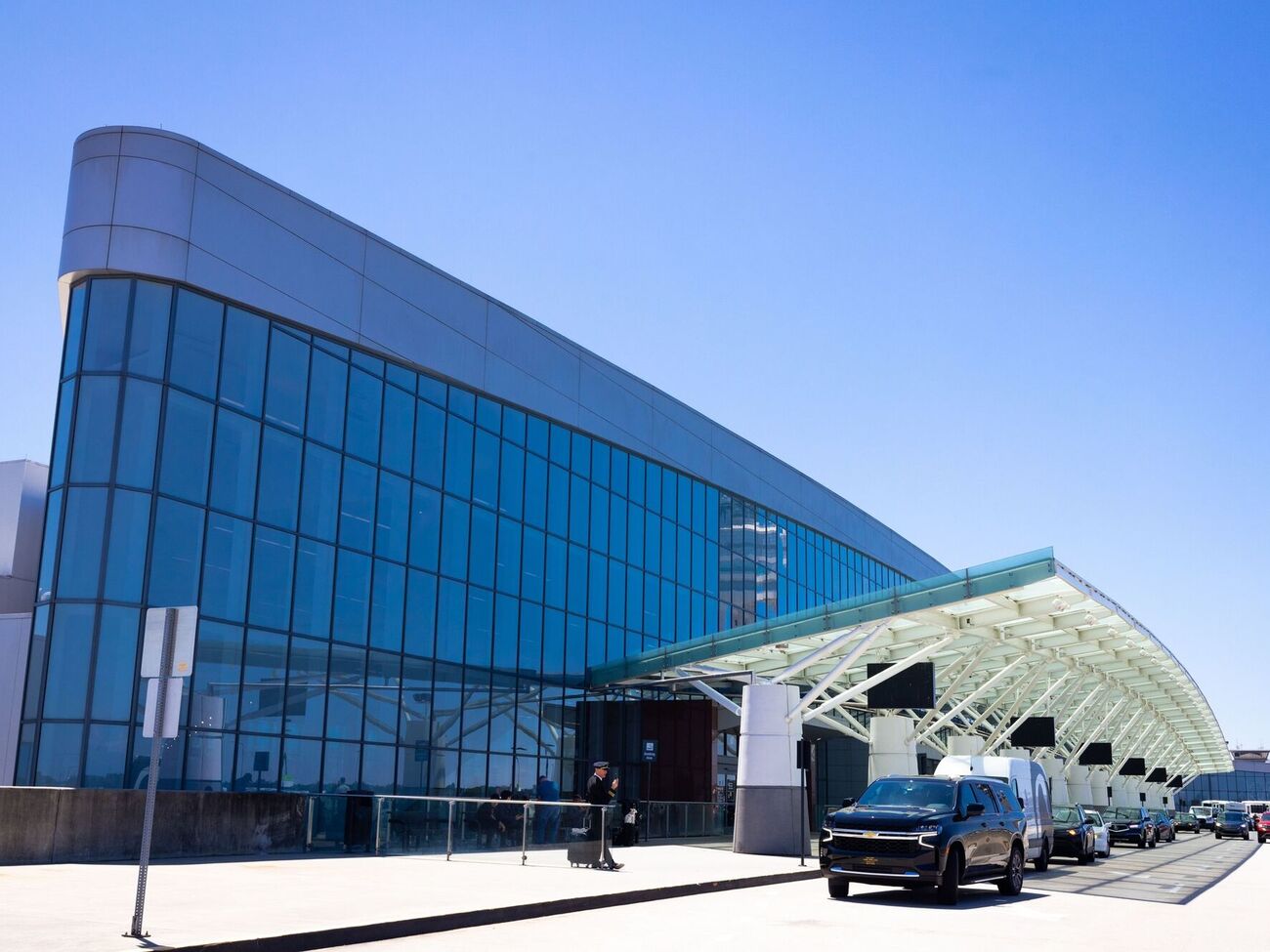 Чоловіка затримали біля входу в термінал аеропорту