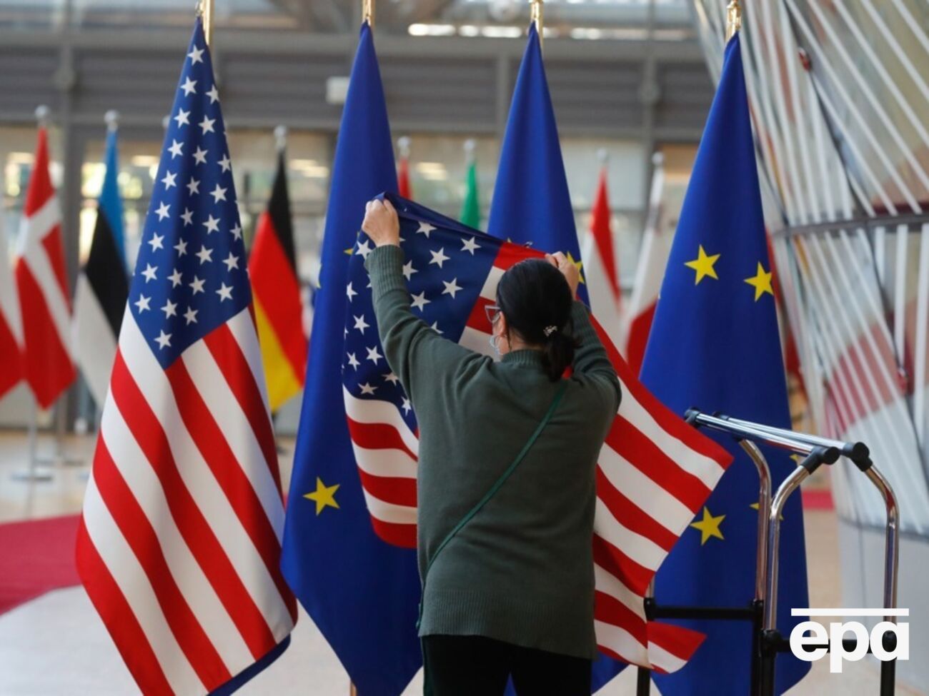 Этот шаг США "стал ударом для ЕС", который пытался заручиться поддержкой других членов G7 для своего плана, говорится в статье