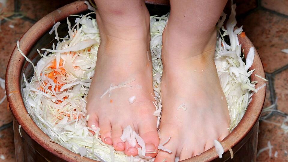 Лучшей тарой для квашения капусты считается деревянная бочка