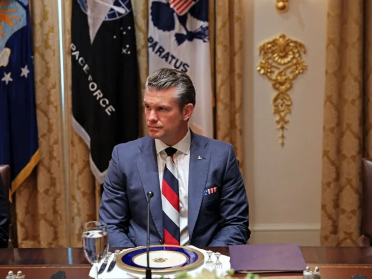 Конфлікт стався через те, що Гегсет надів на зустріч із Зеленським "триколор"