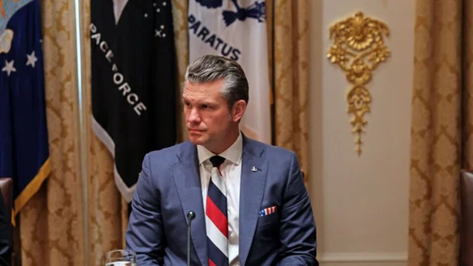 Конфликт произошел из-за того, что Хегсет надел на встречу с Зеленским "триколор"