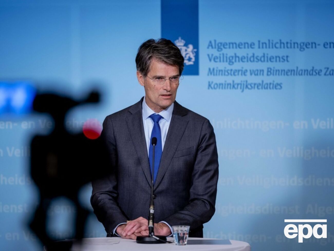 Акербум зазначив, що його відомству доводиться думати, чи варто ділитися інформацією зі США