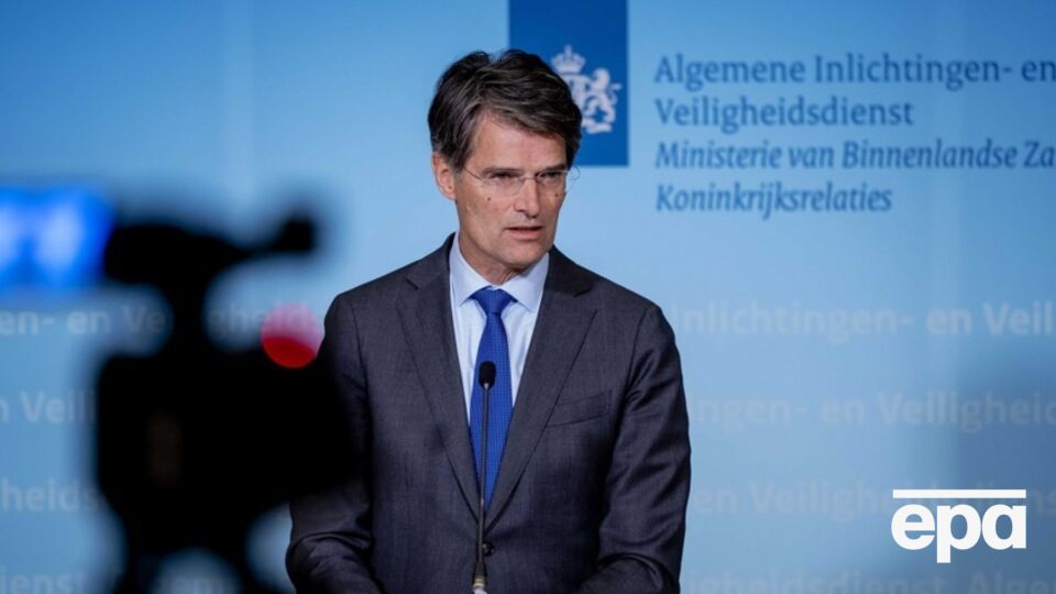 Акербум отметил, что его ведомству приходится думать, следует ли делиться информацией с США