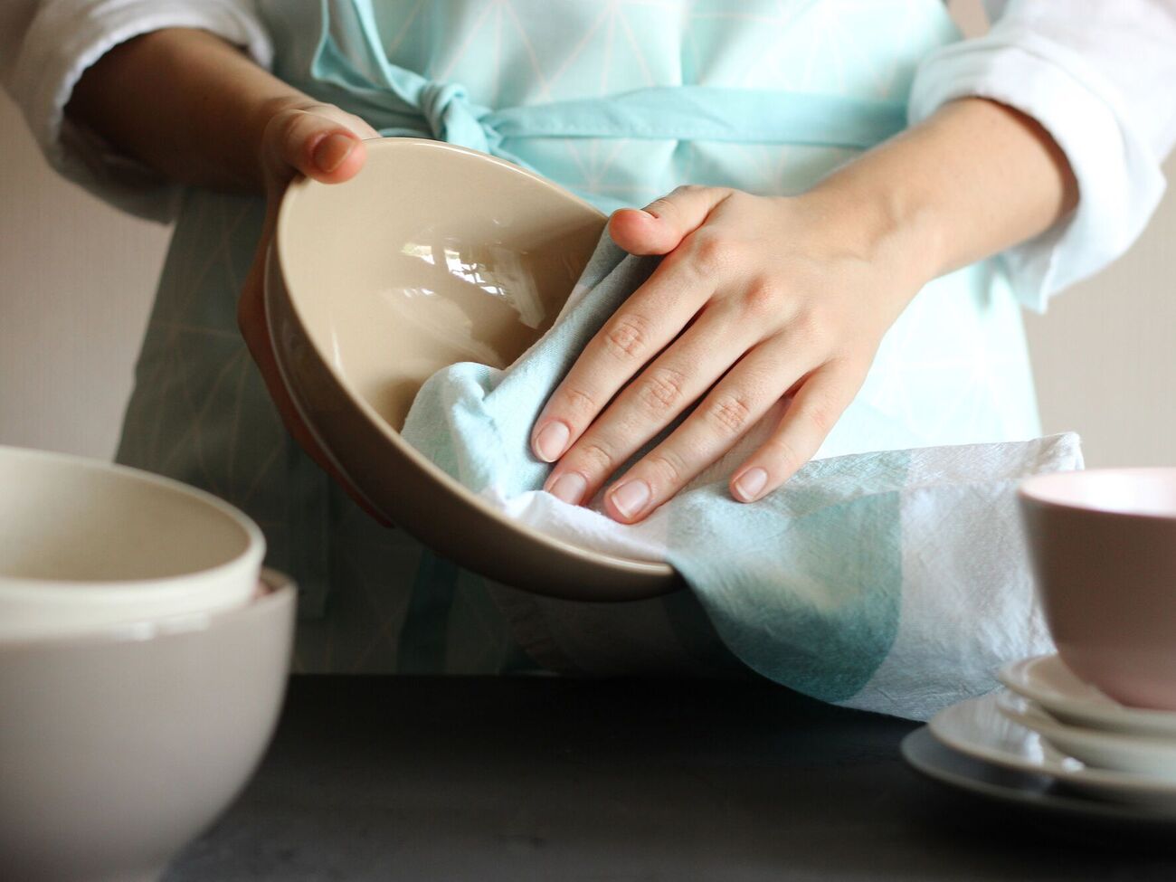 Хорошо убирает жирные пятна с полотенец смесь лимонного сока и уксуса