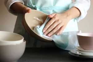 Хорошо убирает жирные пятна с полотенец смесь лимонного сока и уксуса