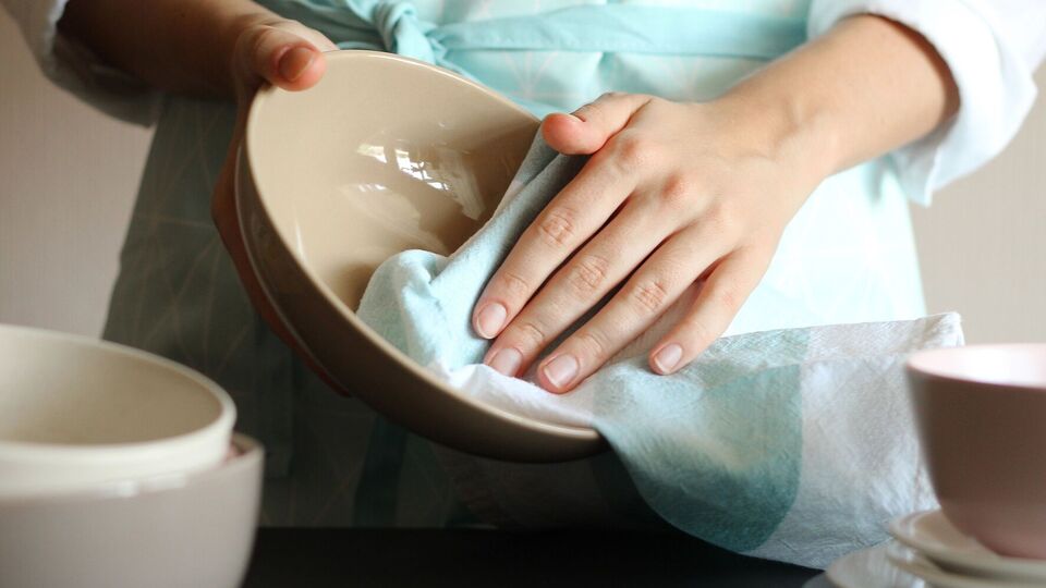 Хорошо убирает жирные пятна с полотенец смесь лимонного сока и уксуса