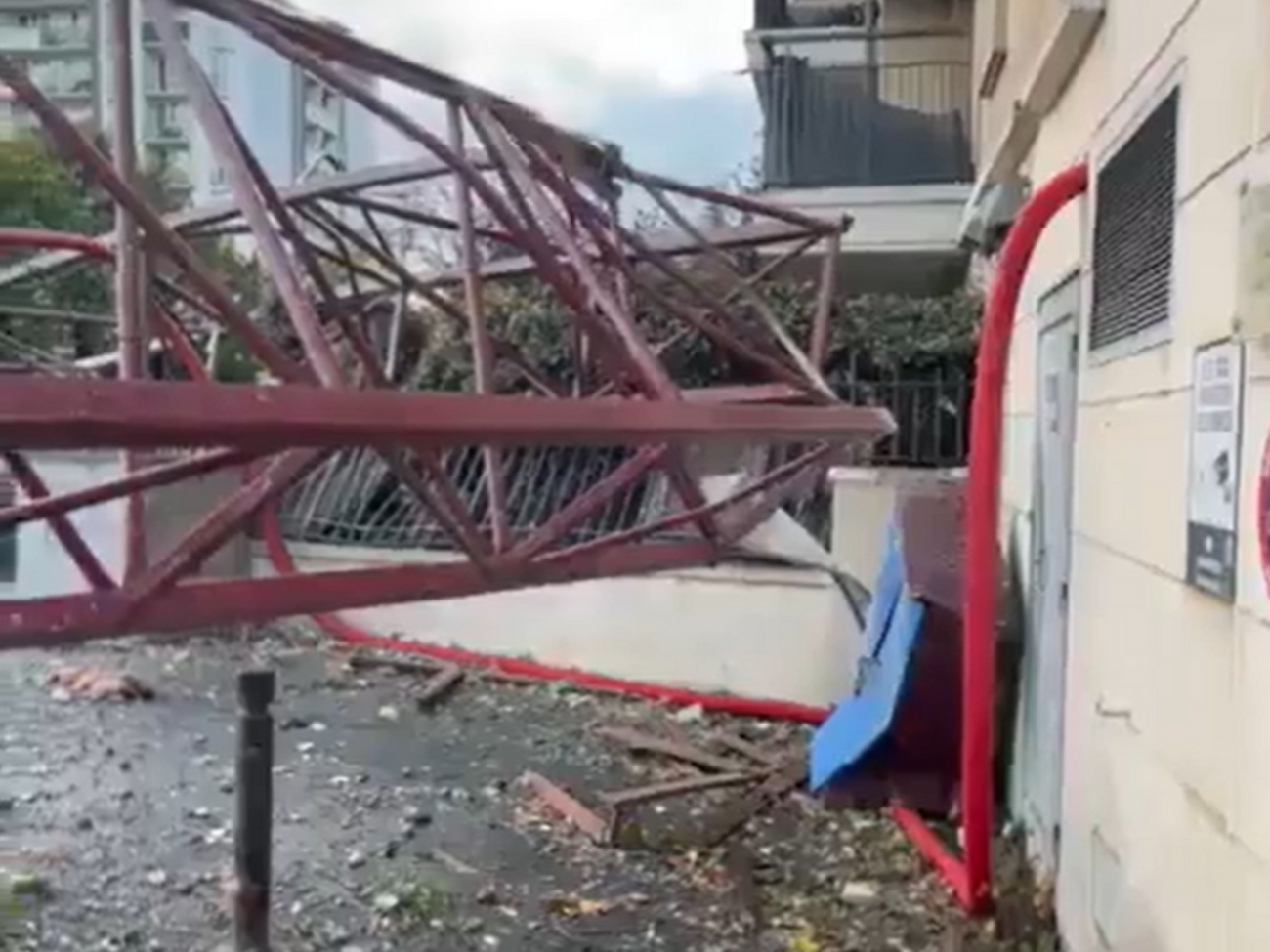 Порывы ветра повалили три крана, повреждены крыши домов и деревья