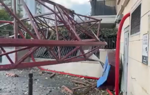 Пориви вітру повалили три крани, пошкоджені дахи будинків і дерева