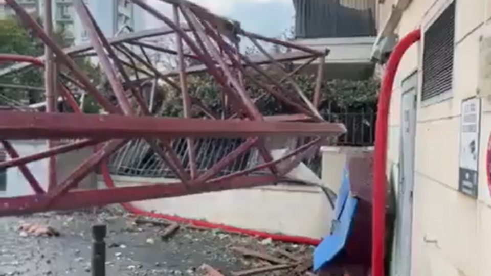 Порывы ветра повалили три крана, повреждены крыши домов и деревья