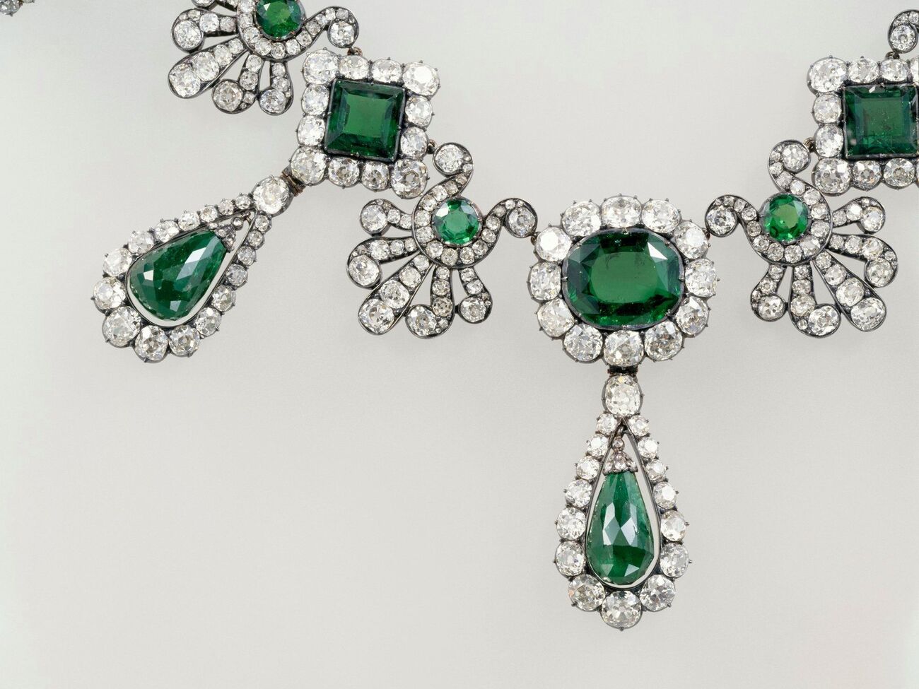 Изумрудное ожерелье императрицы Марии-Луизы (на фото) и другие украденные драгоценности могут разобрать и продать по частям