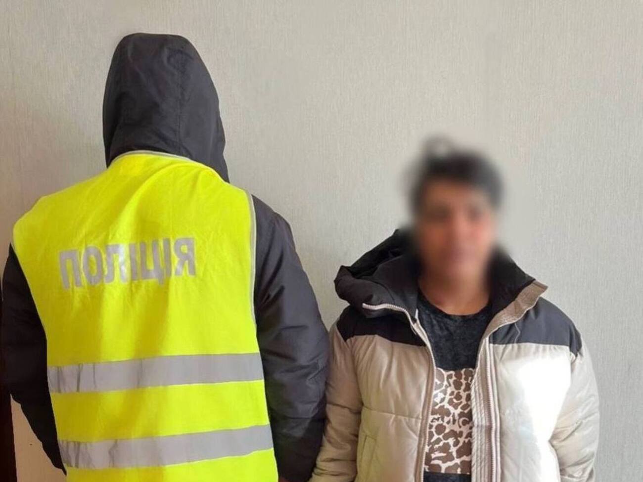 Підозрювана переконала дівчину, що на неї наведено "порчу", яка нібито спричиняє проблеми зі здоров'ям і особистим життям