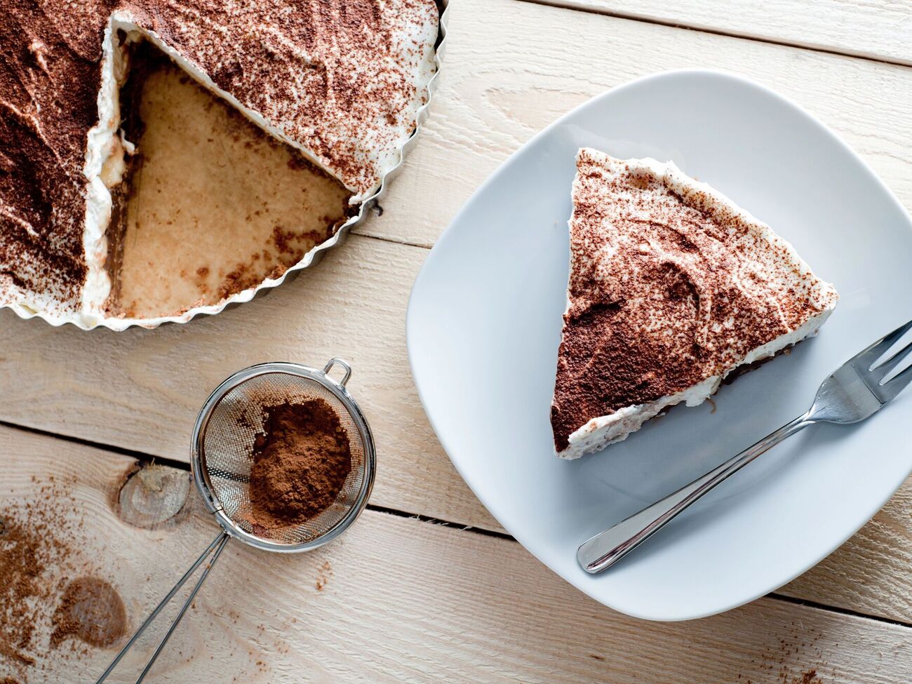 Торт перед подачей лучше держать в холодильнике