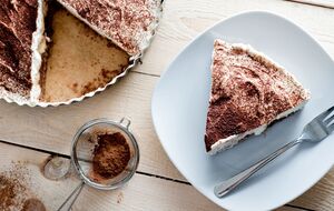 Торт перед подачей лучше держать в холодильнике