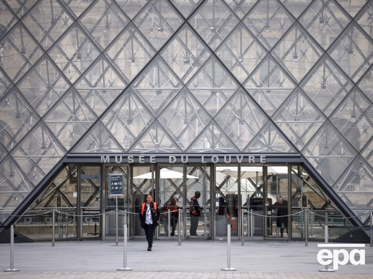 После ограбления появились вопросы к безопасности Лувра