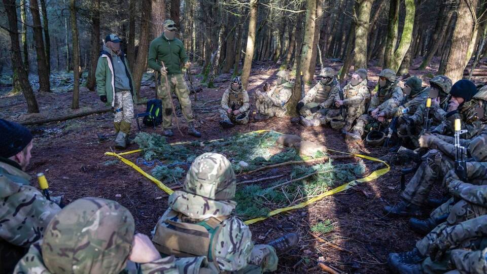 Учебный центр Camp Jomsborg расположен в Новая Демба-Липа, в 160 км от границы с Украиной