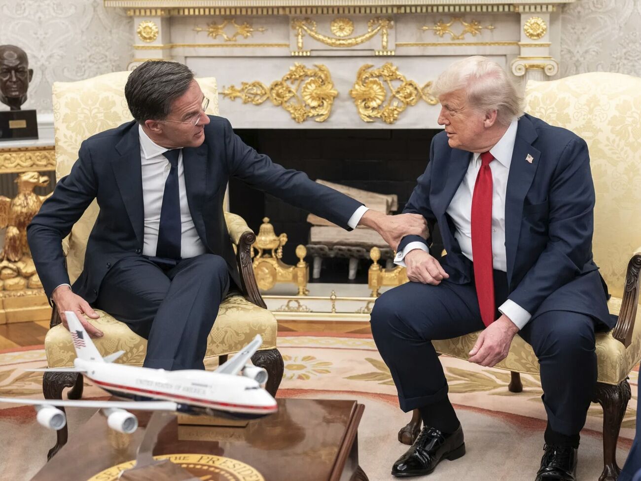 Рютте "вміло використовує лестощі", щоб утримувати Трампа на боці як НАТО, так і України