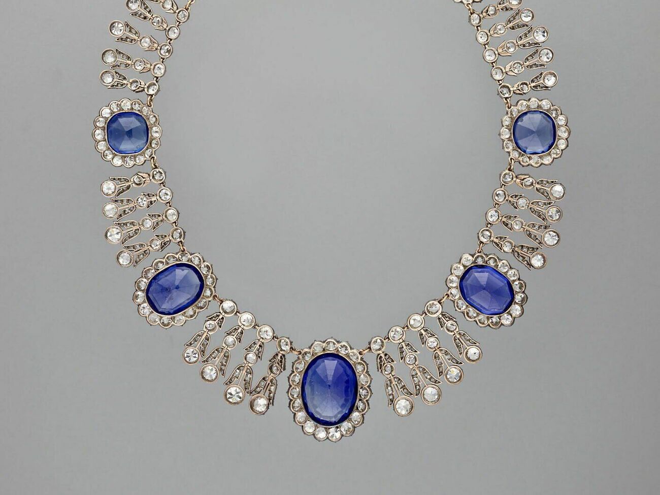 В Лувре назвали стоимость украденных ювелирных изделий