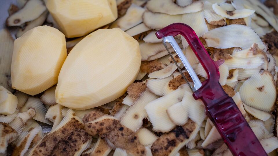 Чтобы получить универсальные удобрения из картофельной шелухи, ее нужно высушить в духовке при температуре 150 °C