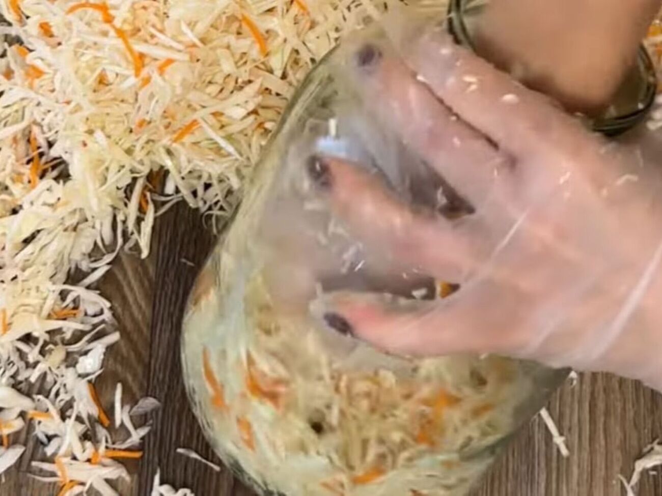 Слідкуйте, щоб у банці із квашеною капустою завжди залишався розсіл