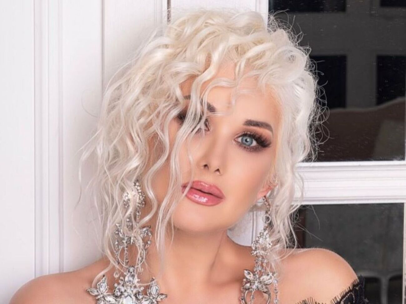 Бужинська: Прикро бачити, особливо коли жінки встрягають у бійку