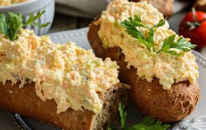 Для намазки возьмите 150 г плавленого сыра