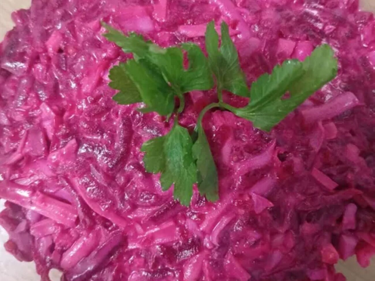 Для салата возьмите два вареных яйца