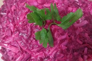 Для салата возьмите два вареных яйца