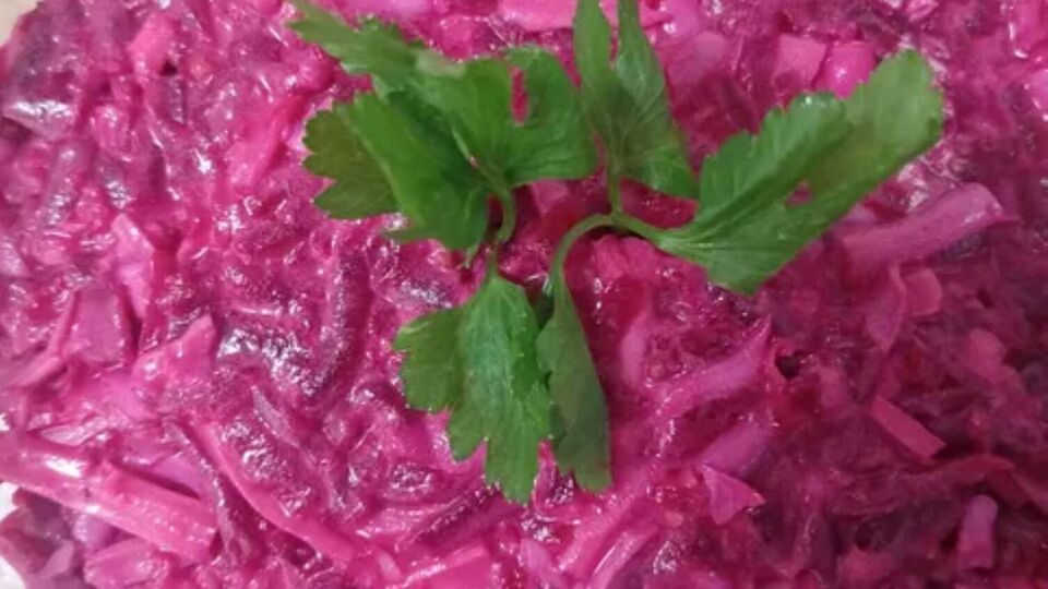 Для салата возьмите два вареных яйца