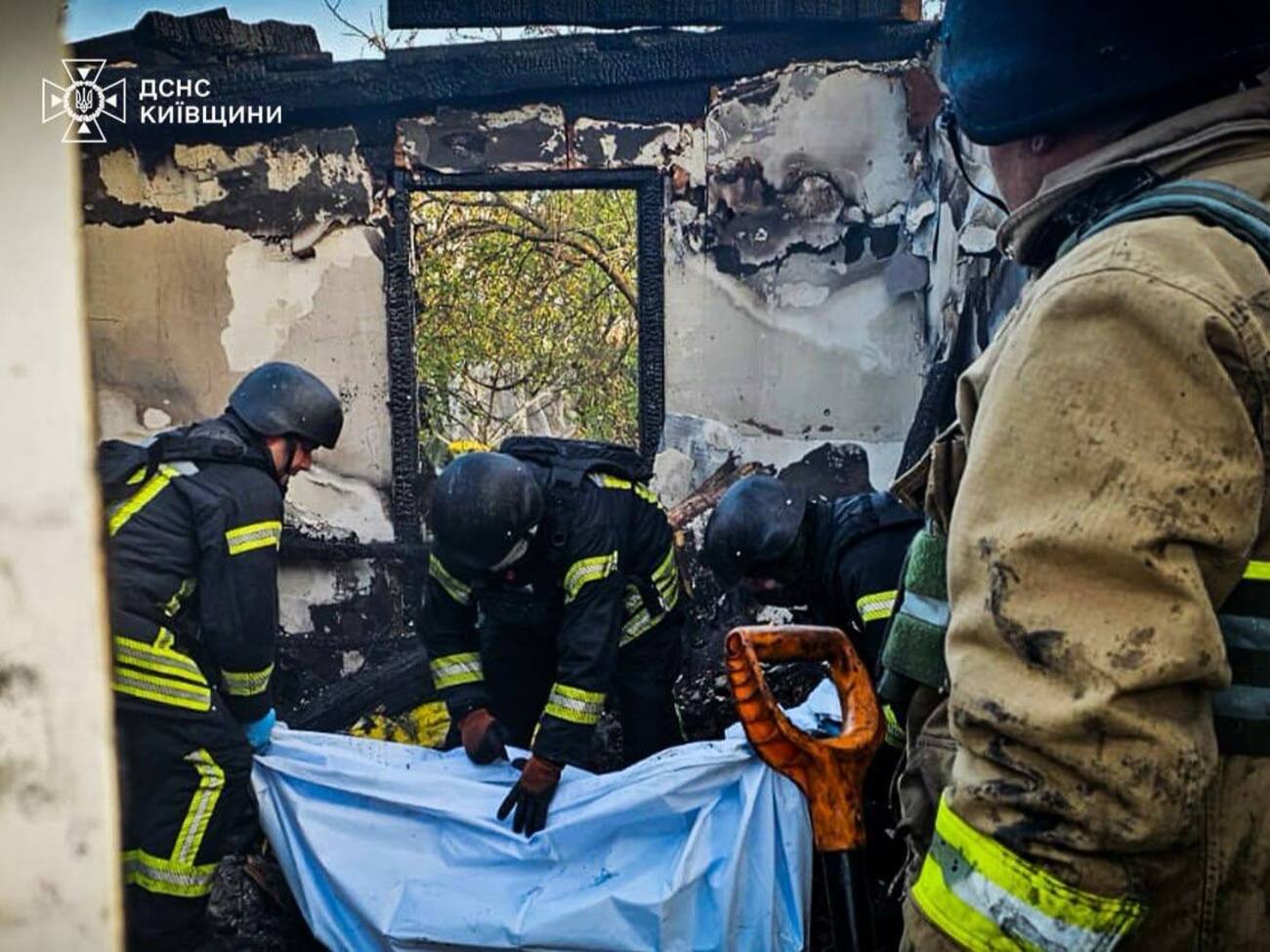 Спасатели нашли под завалами тела женщины и двоих детей