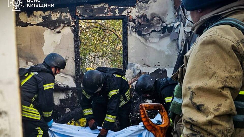 Рятувальники виявили під завалами тіла жінки й двох дітей