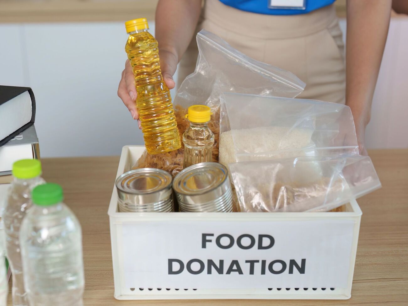 Чтобы получить бесплатные продукты, федеральные работники должны показать удостоверение