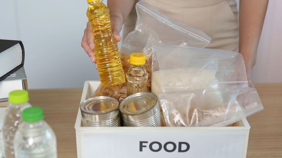 Щоб отримати безплатні продукти, федеральні працівники мають показати посвідчення