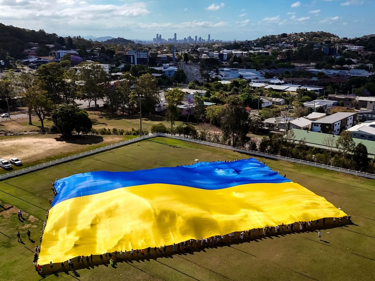 Флаг-рекордсмен путешествовал по Украине и миру – его разворачивали в Мариуполе, Бахмуте, Киеве, Львове, Одессе, а также в Кракове, Бостоне, Вашингтоне и Сиднее