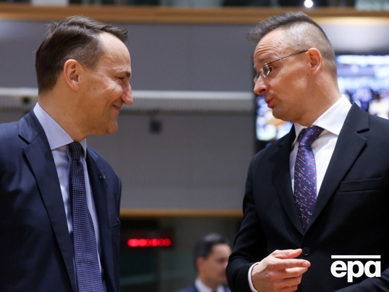 Сиярто упрекнул Сикорского в сообщении в соцсети, тот ответил