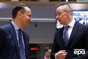 Сиярто упрекнул Сикорского в сообщении в соцсети, тот ответил