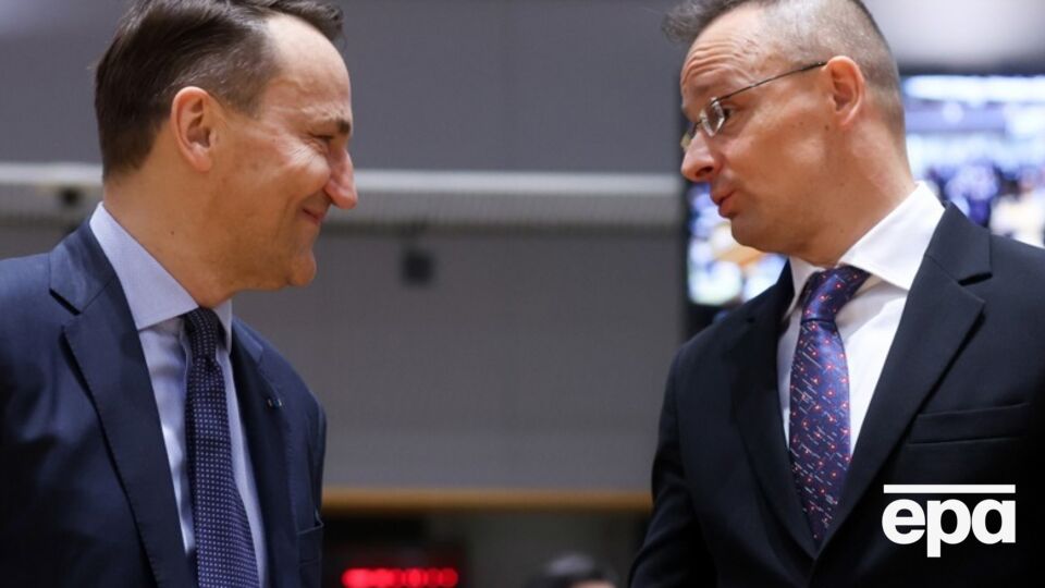 Сиярто упрекнул Сикорского в сообщении в соцсети, тот ответил