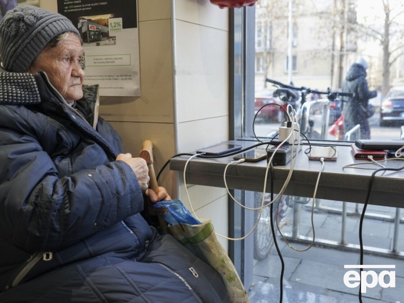 Люди ищут, где зарядить телефоны