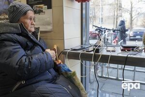 Люди ищут, где зарядить телефоны
