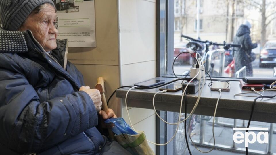 Люди шукають, де зарядити телефони
