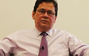 Кромптон упродовж п'яти років був британським послом у Саудівській Аравії