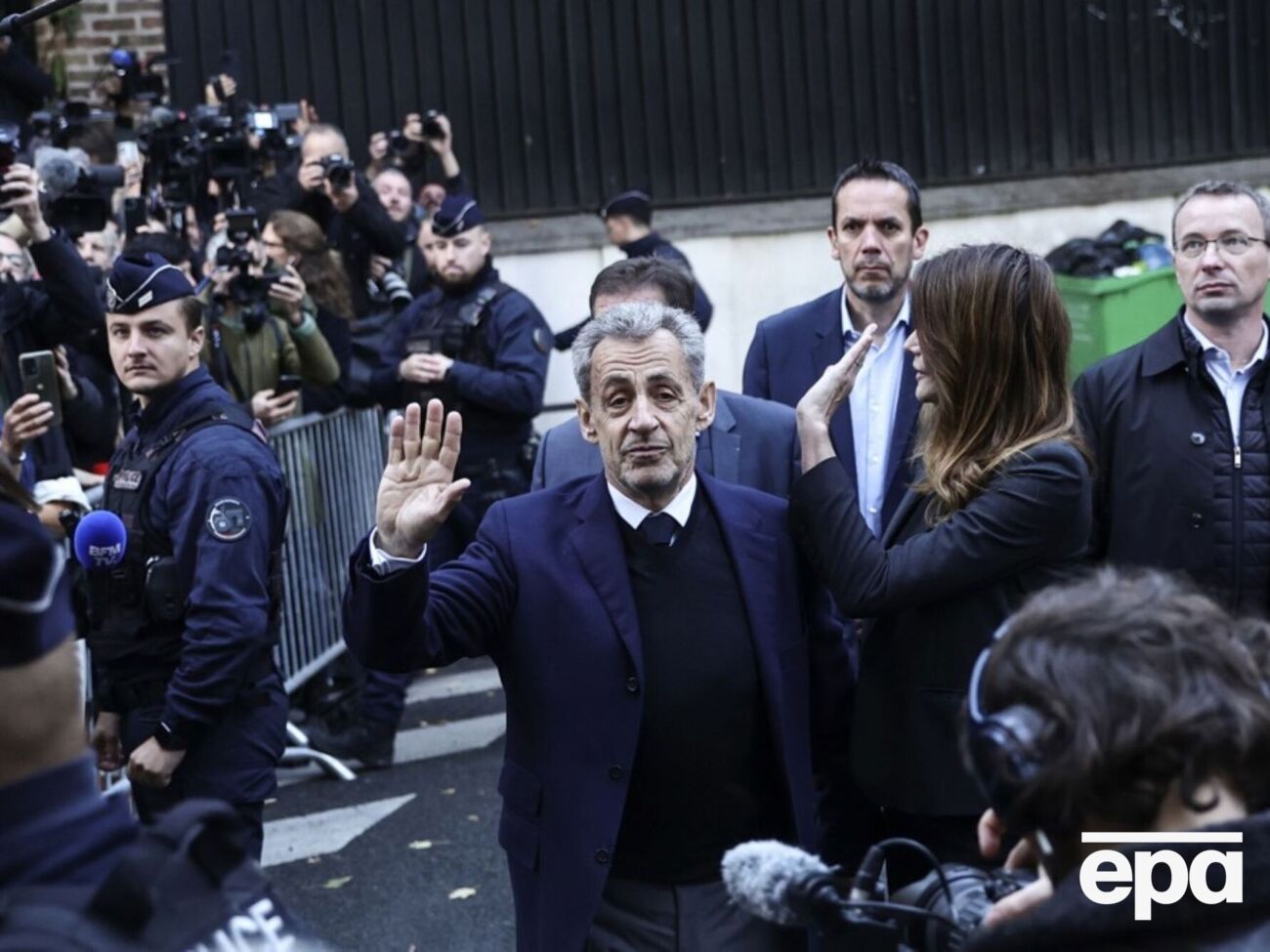 Поліцейські, яких розмістили поруч із Саркозі, озброєні, але не мають мобільних телефонів